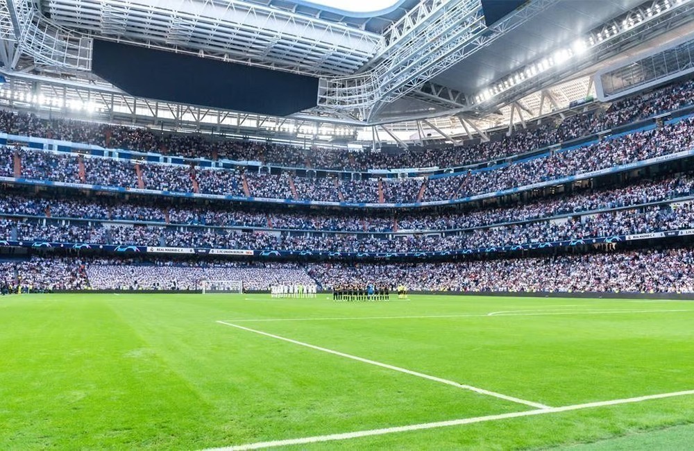 EL REL MADRID INVITA AL BERNABÉU A LA MADRE Y A LA HIJA INSULTADAS ANTES DE EL DERBI POR LA AFICIÓN DEL ATLÉTICO