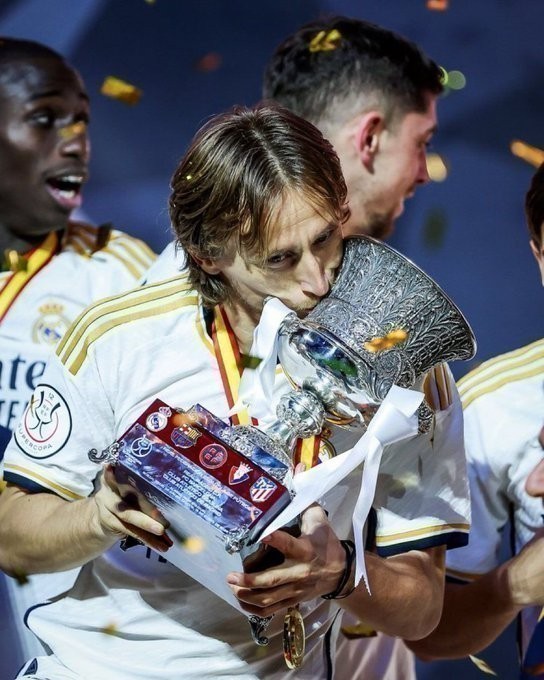 Luka Modric con la Supercopa de España