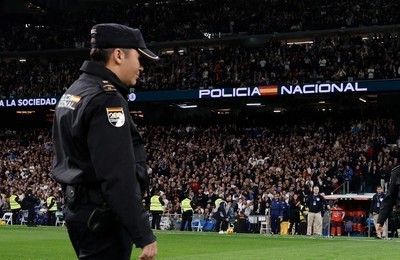 Policía en el Bernabéu