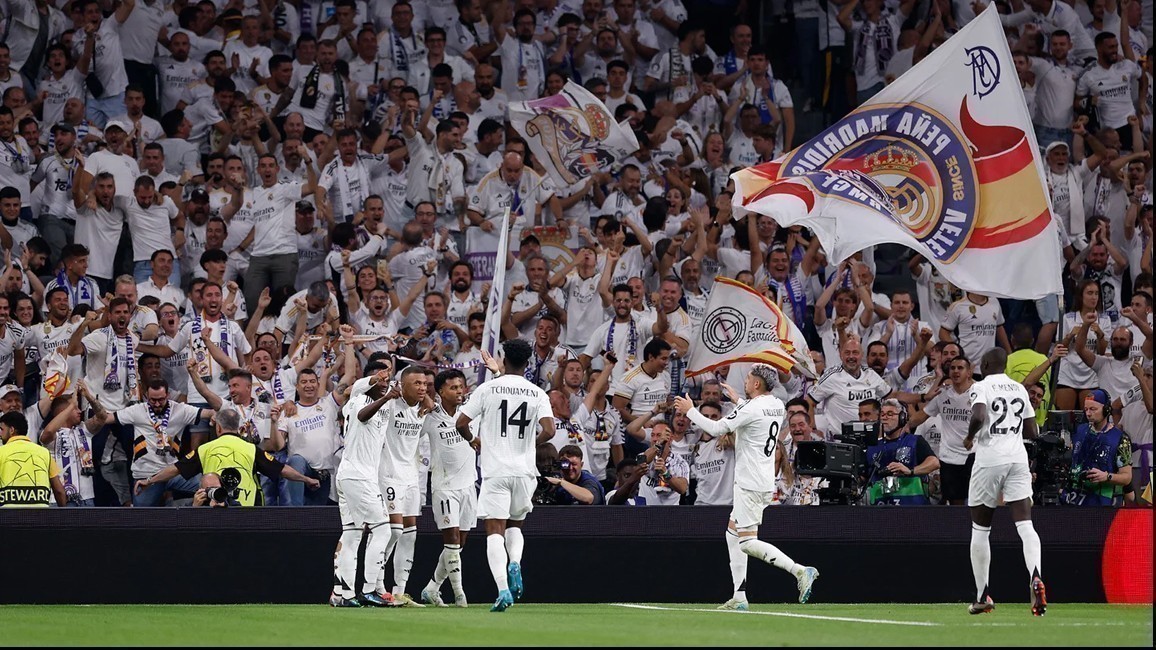 jugadores del Real Madrid celebrando un gol
