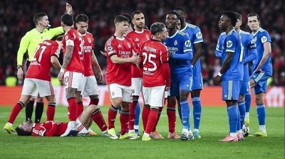 Vinicius jr y jugadores del Benfica durante el partido
